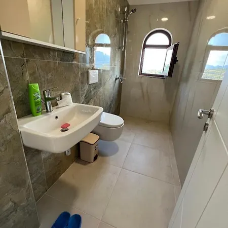 Bujtina Celiku Κατάλυμα σε φάρμα *